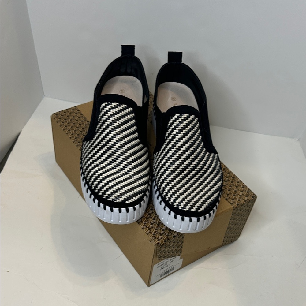 Womens Isla Jacobsen, Black and White Slip-On Sneakers ❤️